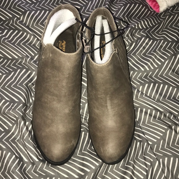 Taupe booties, brand new size 7. - Picture 4 of 4